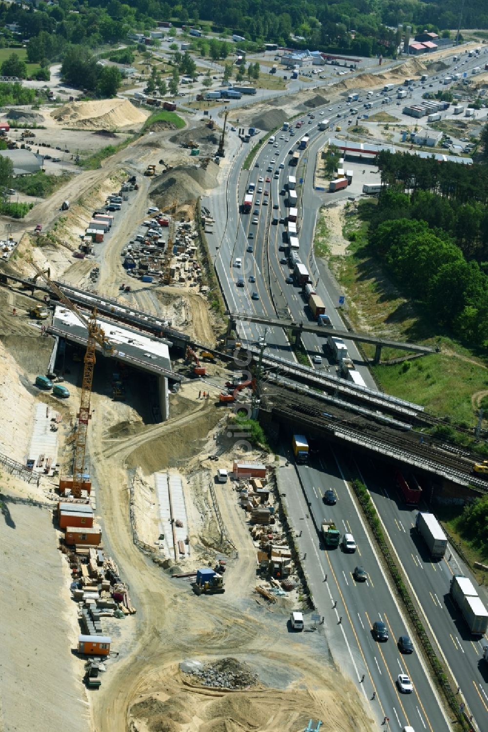 Michendorf von oben - Autobahn- Ausbau und Spur- Verbreiterung im Streckenverlauf der BAB A10 zur 8-streifigen Spur- Erweiterung in Michendorf im Bundesland Brandenburg