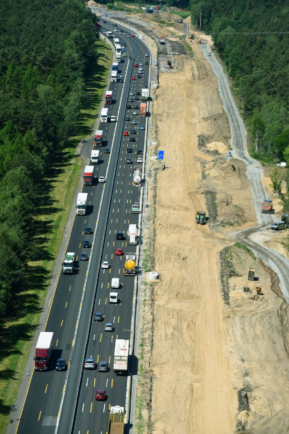 Michendorf aus der Vogelperspektive: Autobahn- Ausbau und Spur- Verbreiterung im Streckenverlauf der BAB A10 zur 8-streifigen Spur- Erweiterung in Michendorf im Bundesland Brandenburg