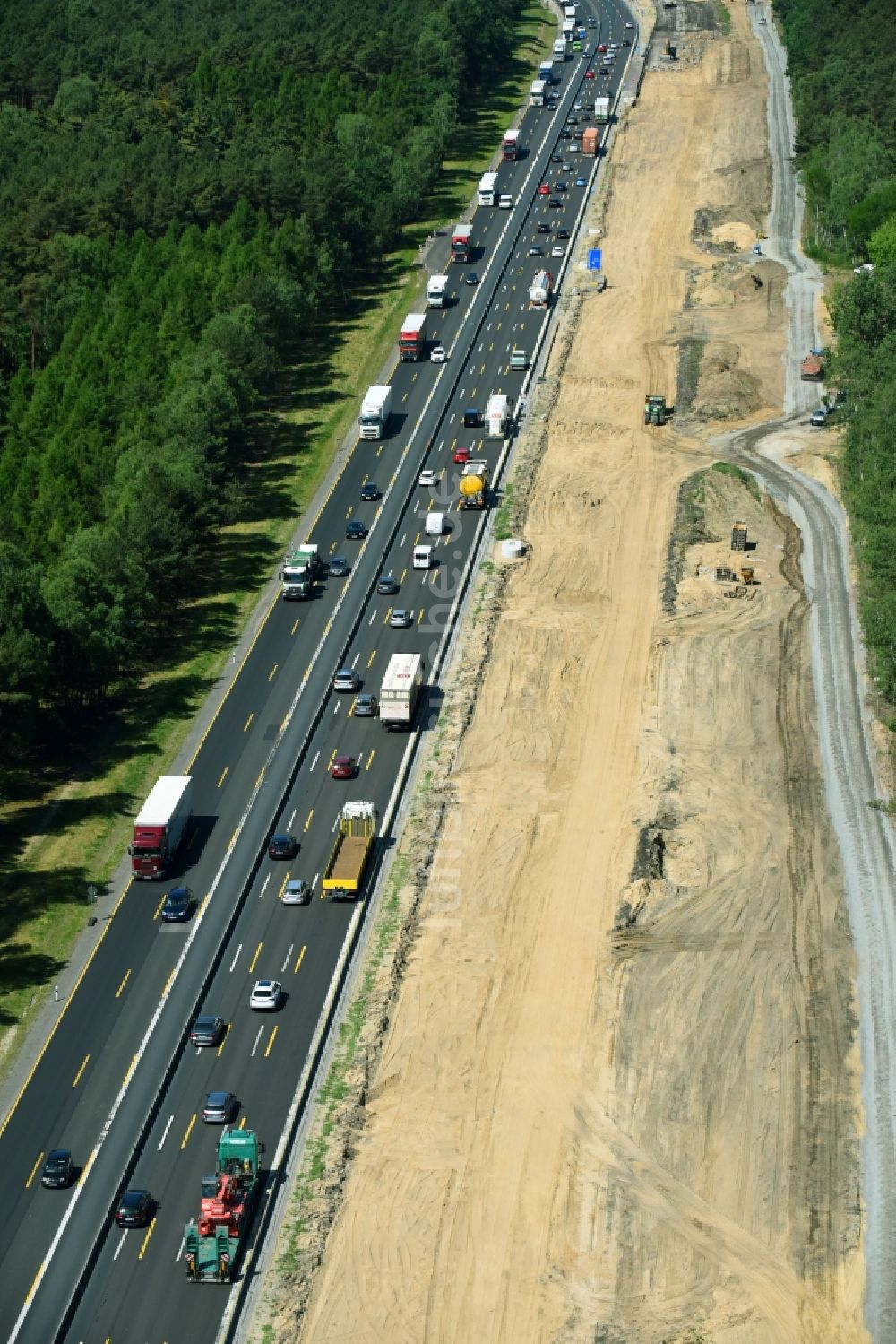 Luftaufnahme Michendorf - Autobahn- Ausbau und Spur- Verbreiterung im Streckenverlauf der BAB A10 zur 8-streifigen Spur- Erweiterung in Michendorf im Bundesland Brandenburg