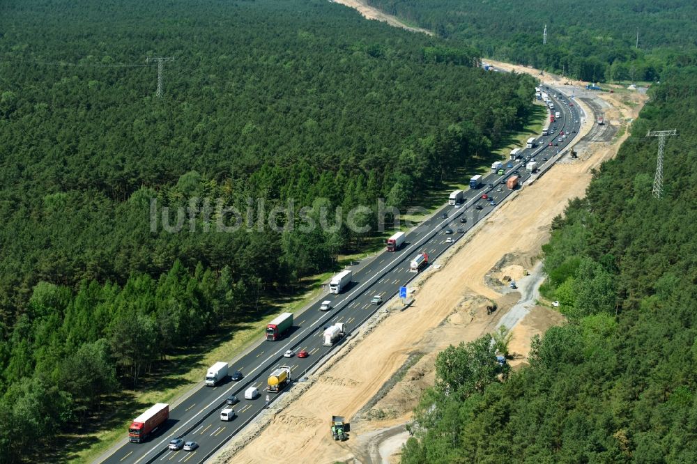 Michendorf von oben - Autobahn- Ausbau und Spur- Verbreiterung im Streckenverlauf der BAB A10 zur 8-streifigen Spur- Erweiterung in Michendorf im Bundesland Brandenburg