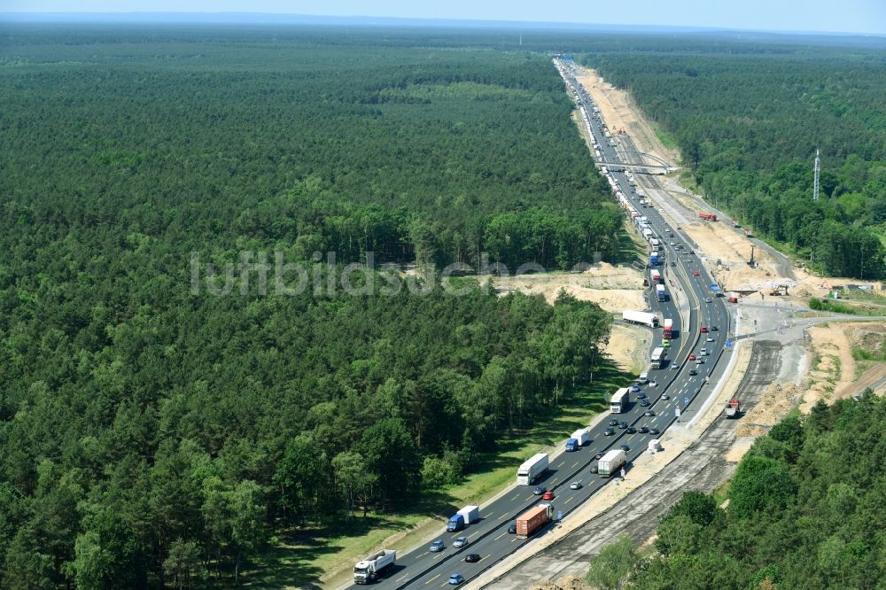 Michendorf aus der Vogelperspektive: Autobahn- Ausbau und Spur- Verbreiterung im Streckenverlauf der BAB A10 zur 8-streifigen Spur- Erweiterung in Michendorf im Bundesland Brandenburg