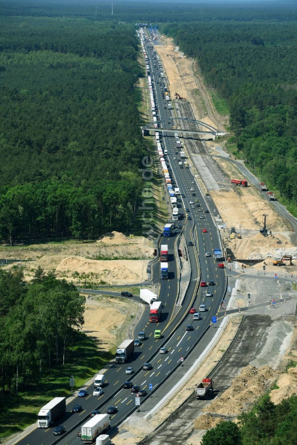 Luftbild Michendorf - Autobahn- Ausbau und Spur- Verbreiterung im Streckenverlauf der BAB A10 zur 8-streifigen Spur- Erweiterung in Michendorf im Bundesland Brandenburg