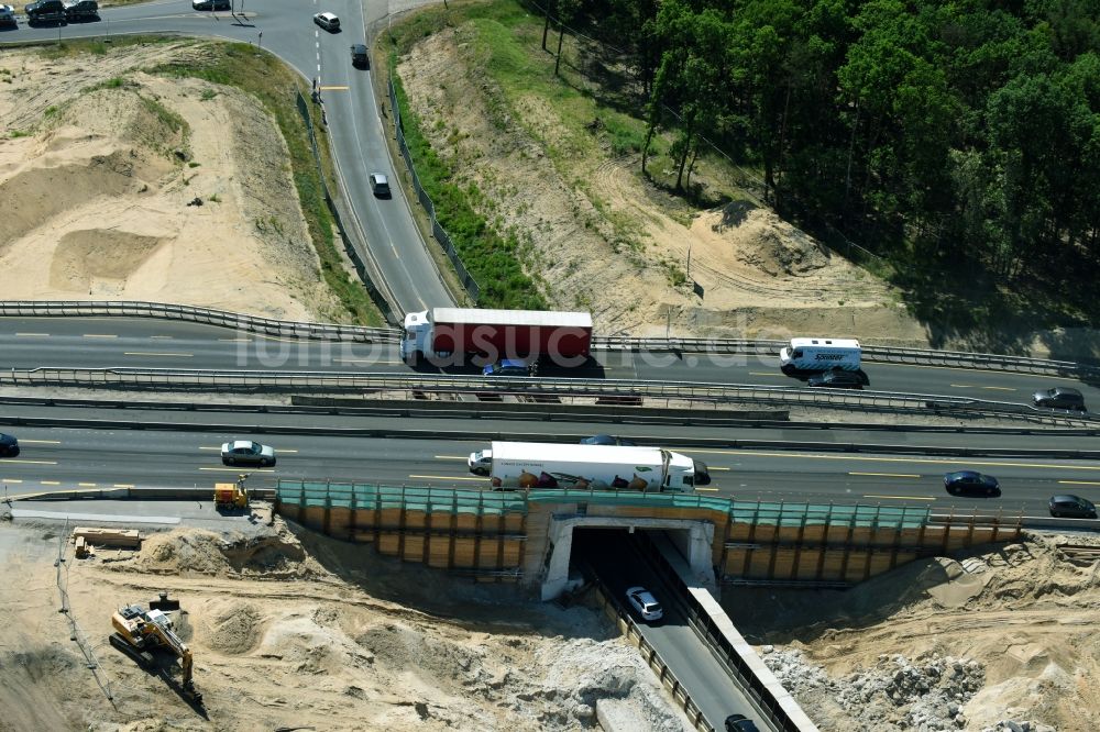 Luftbild Michendorf - Autobahn- Ausbau und Spur- Verbreiterung im Streckenverlauf der BAB A10 zur 8-streifigen Spur- Erweiterung in Michendorf im Bundesland Brandenburg