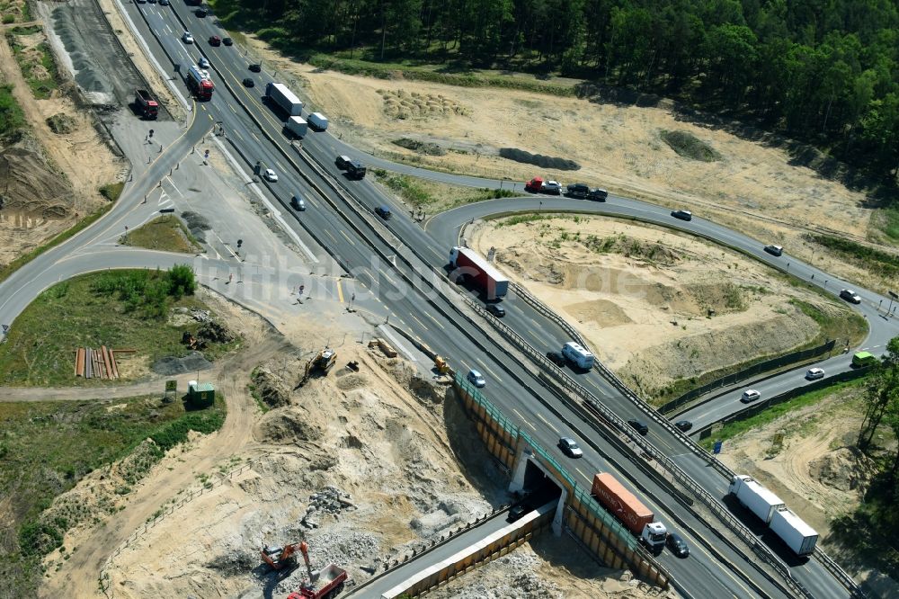 Luftaufnahme Michendorf - Autobahn- Ausbau und Spur- Verbreiterung im Streckenverlauf der BAB A10 zur 8-streifigen Spur- Erweiterung in Michendorf im Bundesland Brandenburg