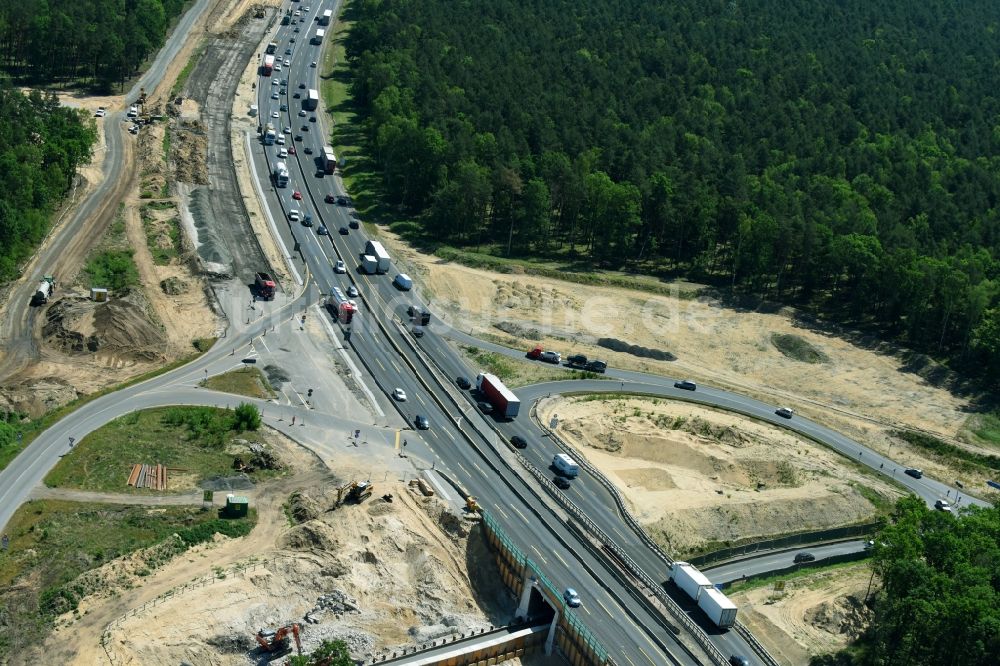 Michendorf von oben - Autobahn- Ausbau und Spur- Verbreiterung im Streckenverlauf der BAB A10 zur 8-streifigen Spur- Erweiterung in Michendorf im Bundesland Brandenburg