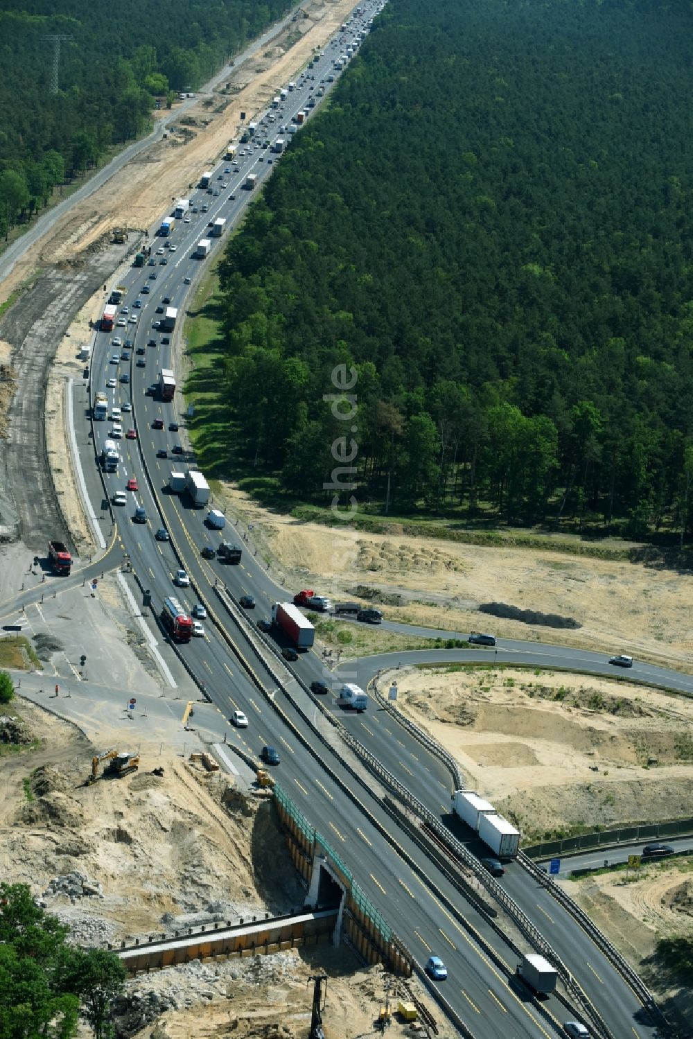 Michendorf aus der Vogelperspektive: Autobahn- Ausbau und Spur- Verbreiterung im Streckenverlauf der BAB A10 zur 8-streifigen Spur- Erweiterung in Michendorf im Bundesland Brandenburg