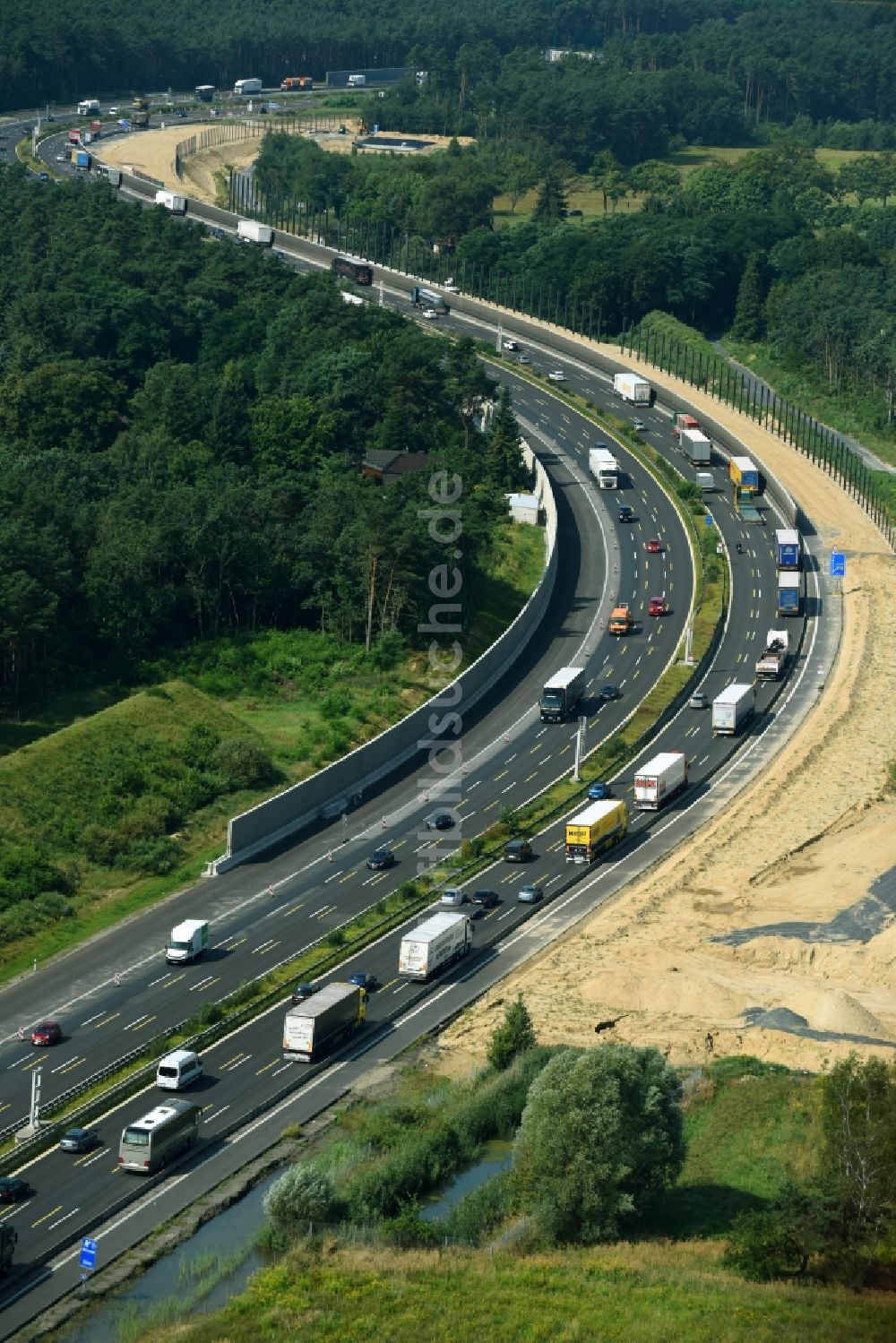 Michendorf aus der Vogelperspektive: Autobahn- Ausbau und Spur- Verbreiterung im Streckenverlauf der BAB A10 zur 8-streifigen Spur- Erweiterung in Michendorf im Bundesland Brandenburg