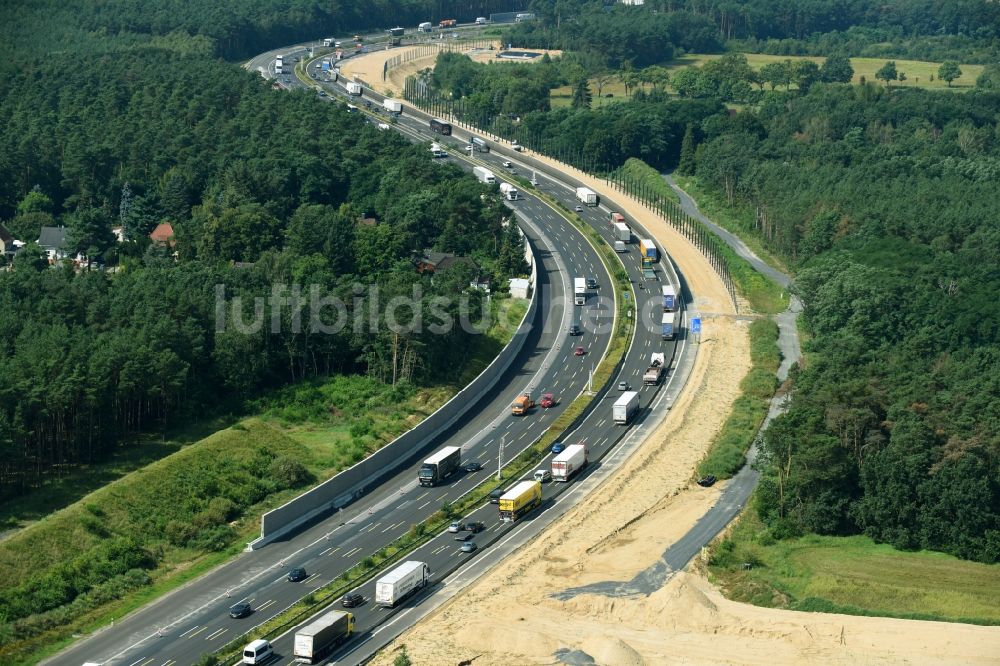 Luftbild Michendorf - Autobahn- Ausbau und Spur- Verbreiterung im Streckenverlauf der BAB A10 zur 8-streifigen Spur- Erweiterung in Michendorf im Bundesland Brandenburg