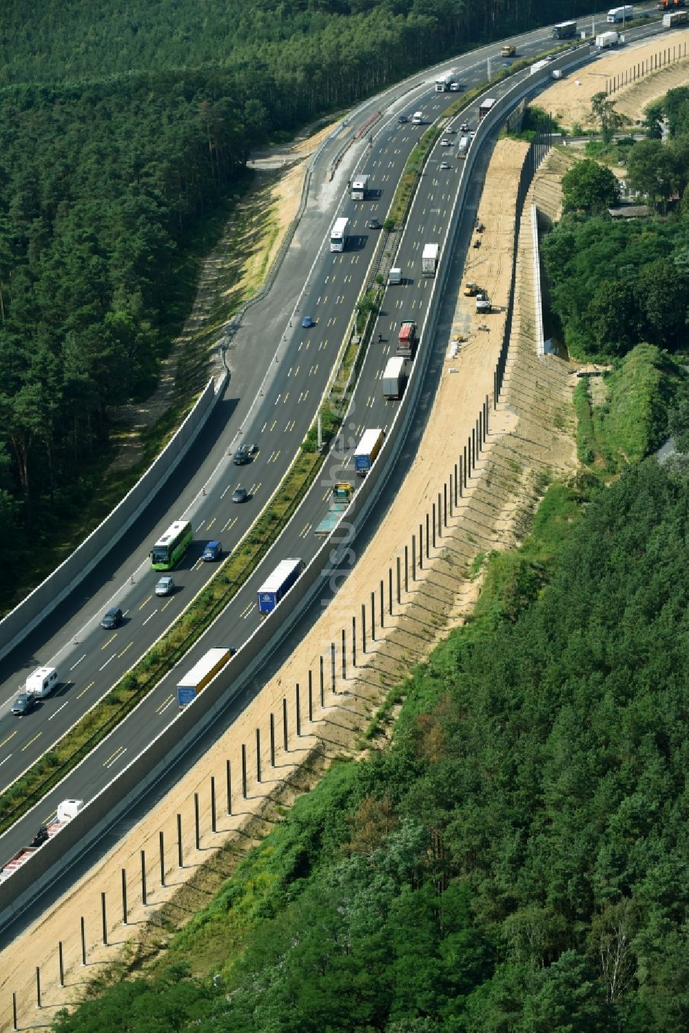 Luftaufnahme Michendorf - Autobahn- Ausbau und Spur- Verbreiterung im Streckenverlauf der BAB A10 zur 8-streifigen Spur- Erweiterung in Michendorf im Bundesland Brandenburg