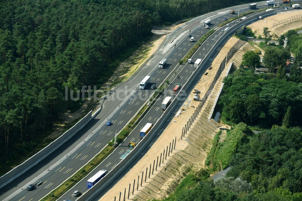 Michendorf von oben - Autobahn- Ausbau und Spur- Verbreiterung im Streckenverlauf der BAB A10 zur 8-streifigen Spur- Erweiterung in Michendorf im Bundesland Brandenburg