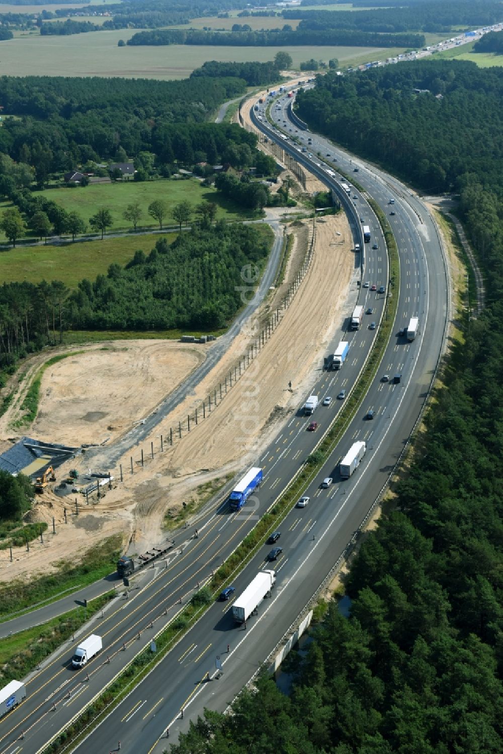 Michendorf aus der Vogelperspektive: Autobahn- Ausbau und Spur- Verbreiterung im Streckenverlauf der BAB A10 zur 8-streifigen Spur- Erweiterung in Michendorf im Bundesland Brandenburg