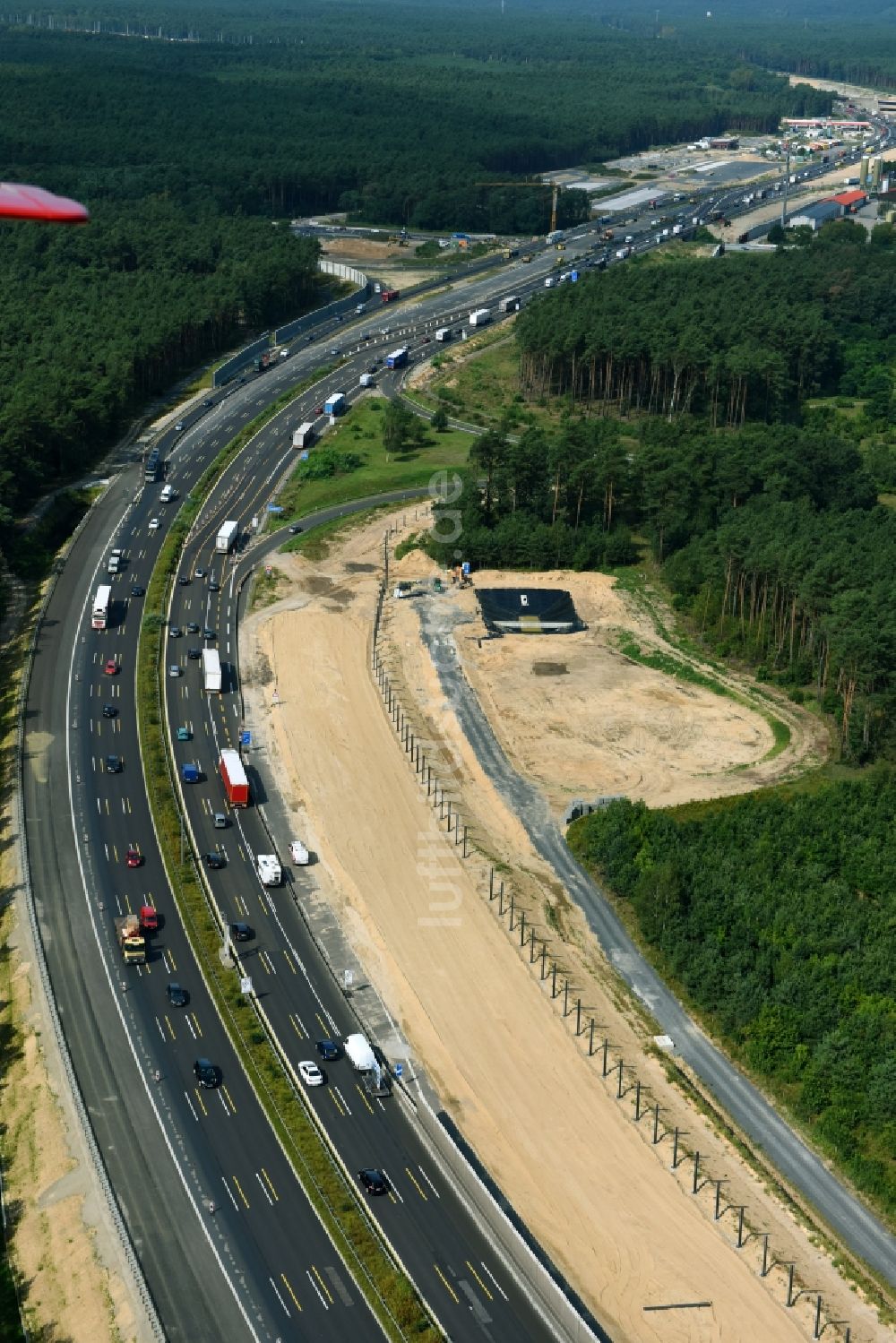 Luftaufnahme Michendorf - Autobahn- Ausbau und Spur- Verbreiterung im Streckenverlauf der BAB A10 zur 8-streifigen Spur- Erweiterung in Michendorf im Bundesland Brandenburg