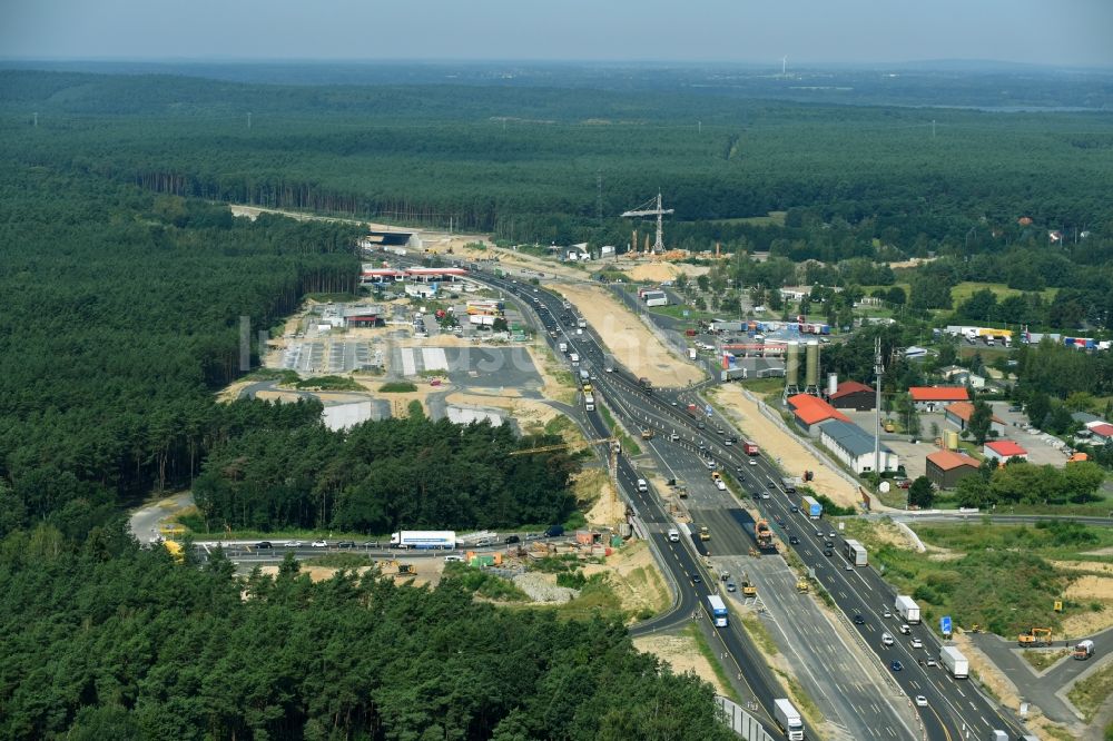 Michendorf von oben - Autobahn- Ausbau und Spur- Verbreiterung im Streckenverlauf der BAB A10 zur 8-streifigen Spur- Erweiterung in Michendorf im Bundesland Brandenburg