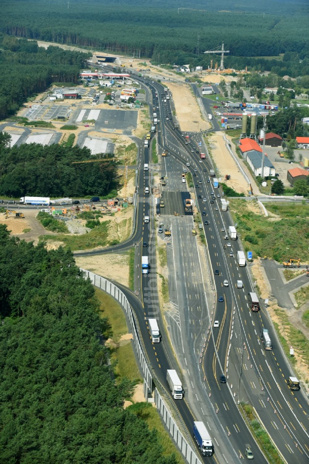 Luftbild Michendorf - Autobahn- Ausbau und Spur- Verbreiterung im Streckenverlauf der BAB A10 zur 8-streifigen Spur- Erweiterung in Michendorf im Bundesland Brandenburg