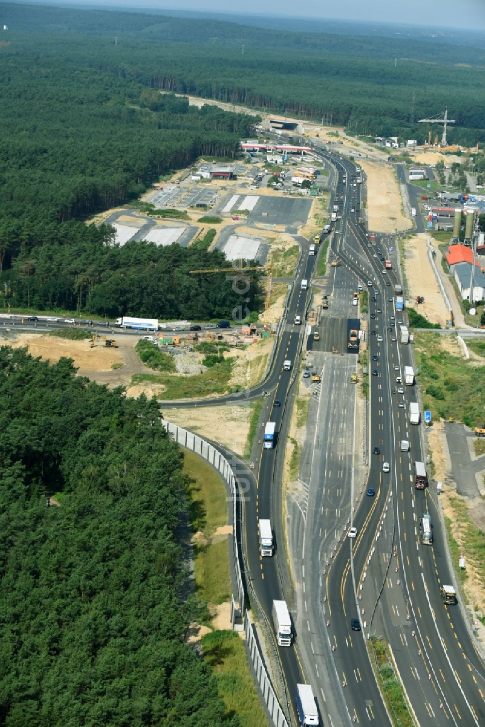 Luftaufnahme Michendorf - Autobahn- Ausbau und Spur- Verbreiterung im Streckenverlauf der BAB A10 zur 8-streifigen Spur- Erweiterung in Michendorf im Bundesland Brandenburg