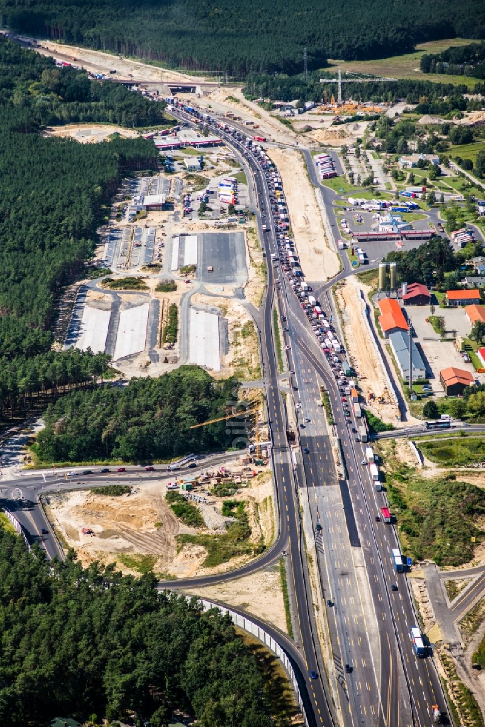 Michendorf aus der Vogelperspektive: Autobahn- Ausbau und Spur- Verbreiterung im Streckenverlauf der BAB A10 zur 8-streifigen Spur- Erweiterung in Michendorf im Bundesland Brandenburg