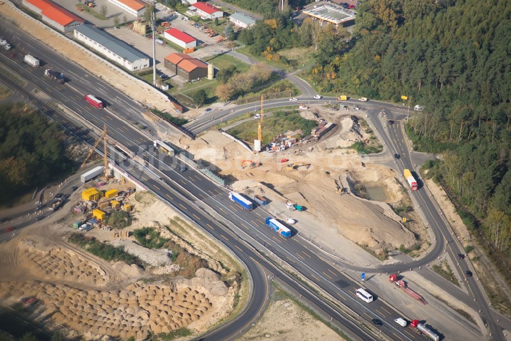 Luftaufnahme Michendorf - Autobahn- Ausbau und Spur- Verbreiterung im Streckenverlauf der BAB A10 zur 8-streifigen Spur- Erweiterung in Michendorf im Bundesland Brandenburg