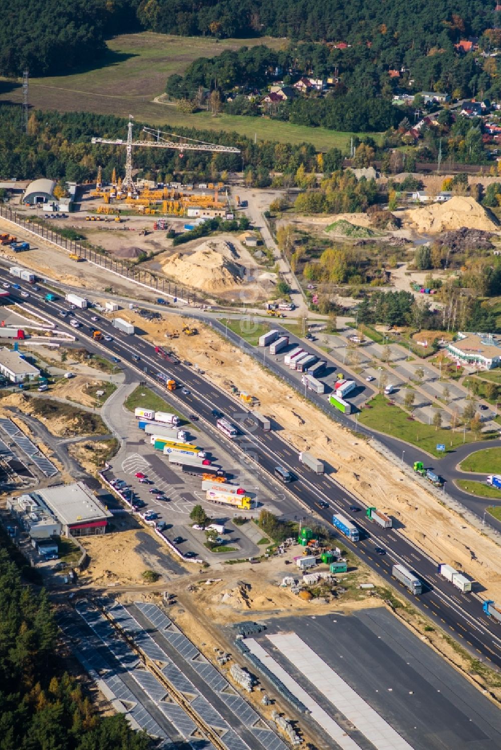 Luftaufnahme Michendorf - Autobahn- Ausbau und Spur- Verbreiterung im Streckenverlauf der BAB A10 zur 8-streifigen Spur- Erweiterung in Michendorf im Bundesland Brandenburg