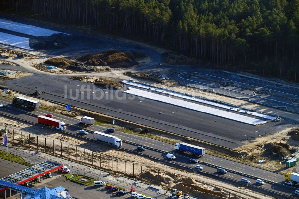 Michendorf von oben - Autobahn- Ausbau und Spur- Verbreiterung im Streckenverlauf der BAB A10 zur 8-streifigen Spur- Erweiterung in Michendorf im Bundesland Brandenburg