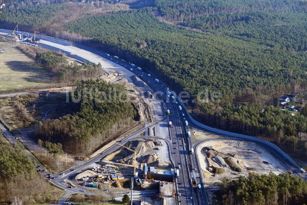 Luftaufnahme Michendorf - Autobahn- Ausbau und Spur- Verbreiterung im Streckenverlauf der BAB A10 zur 8-streifigen Spur- Erweiterung in Michendorf im Bundesland Brandenburg