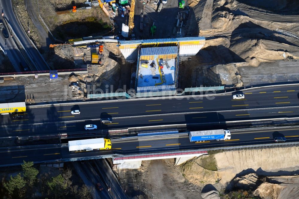 Luftaufnahme Michendorf - Autobahn- Ausbau und Spur- Verbreiterung im Streckenverlauf der BAB A10 zur 8-streifigen Spur- Erweiterung in Michendorf im Bundesland Brandenburg