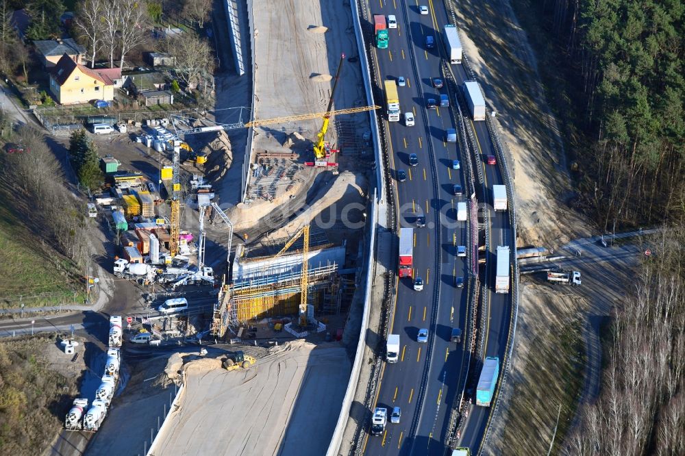 Michendorf aus der Vogelperspektive: Autobahn- Ausbau und Spur- Verbreiterung im Streckenverlauf der BAB A10 zur 8-streifigen Spur- Erweiterung in Michendorf im Bundesland Brandenburg