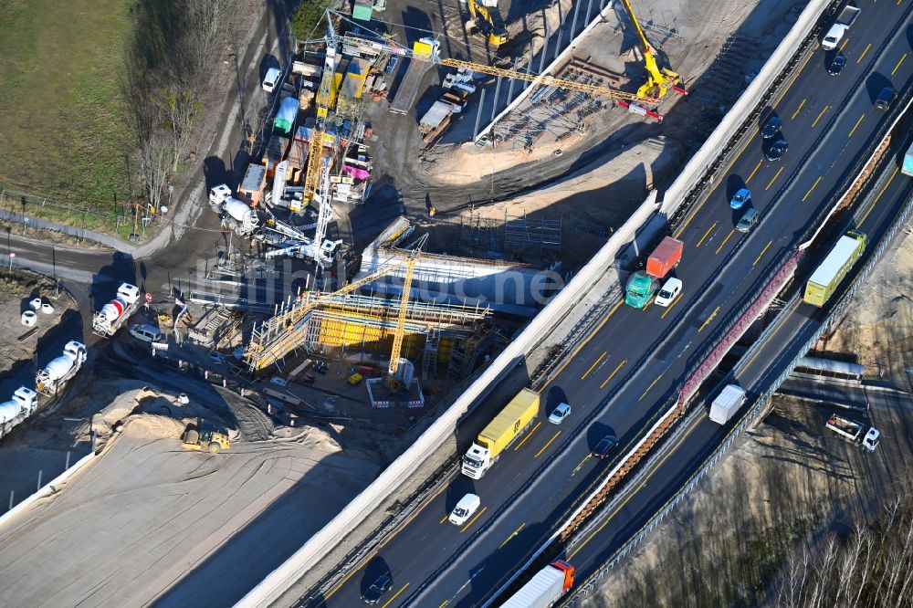 Luftaufnahme Michendorf - Autobahn- Ausbau und Spur- Verbreiterung im Streckenverlauf der BAB A10 zur 8-streifigen Spur- Erweiterung in Michendorf im Bundesland Brandenburg