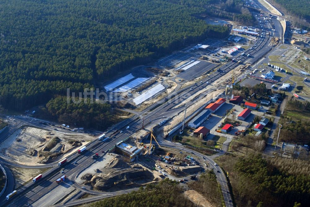 Michendorf von oben - Autobahn- Ausbau und Spur- Verbreiterung im Streckenverlauf der BAB A10 zur 8-streifigen Spur- Erweiterung in Michendorf im Bundesland Brandenburg