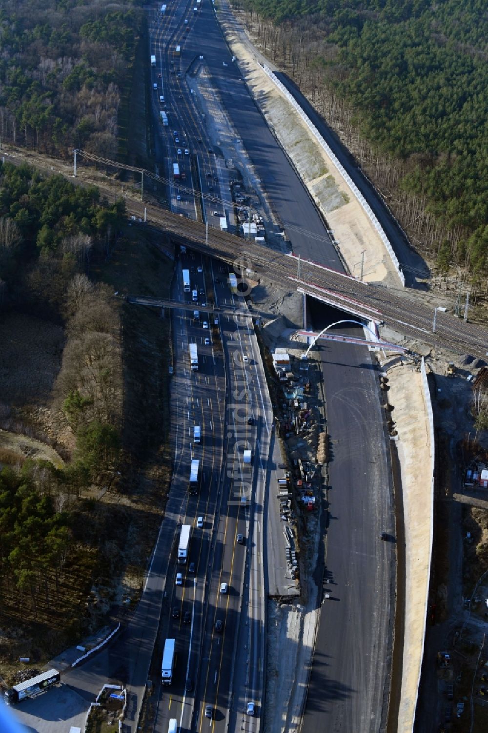 Luftaufnahme Michendorf - Autobahn- Ausbau und Spur- Verbreiterung im Streckenverlauf der BAB A10 zur 8-streifigen Spur- Erweiterung in Michendorf im Bundesland Brandenburg