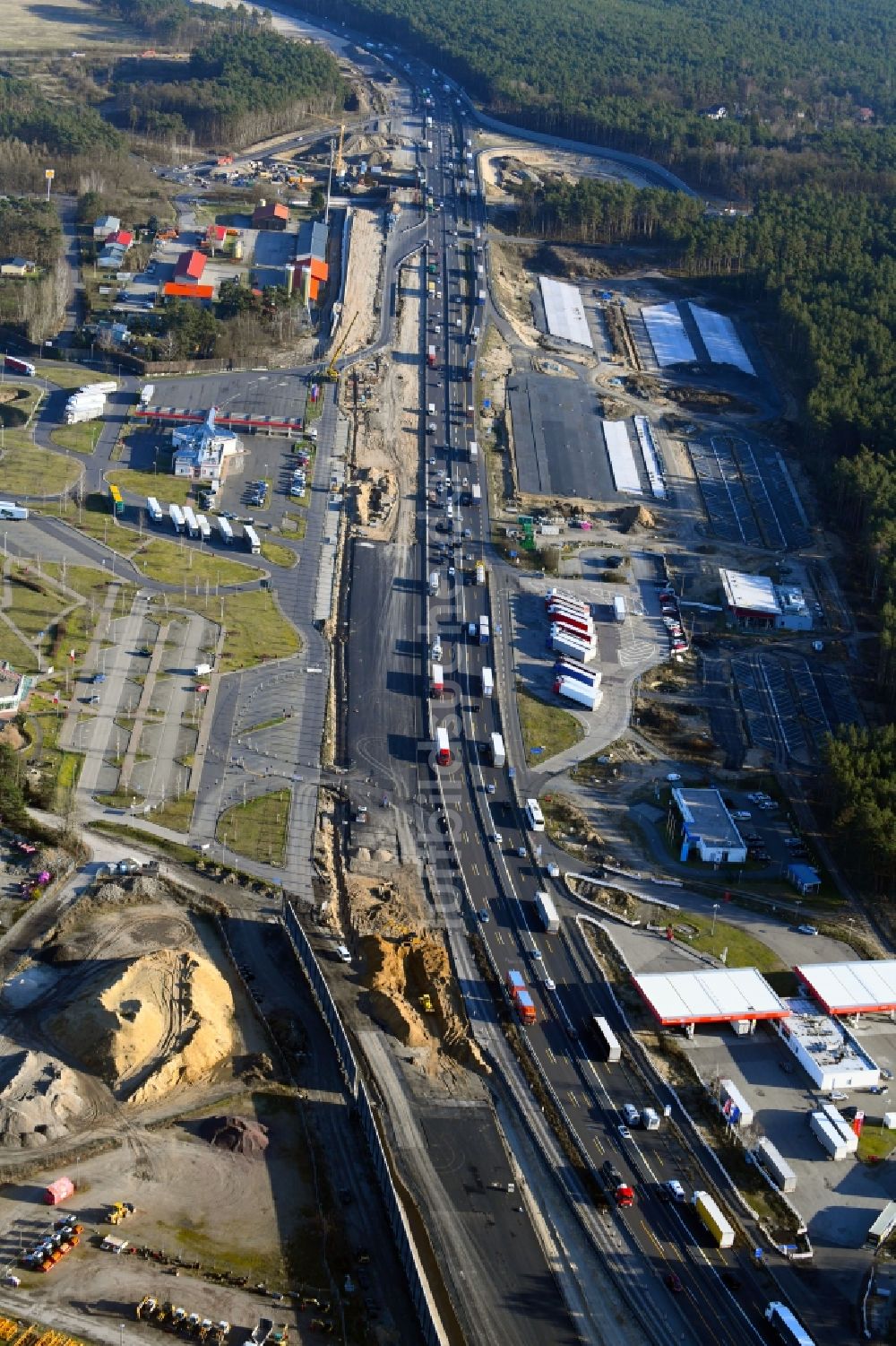 Michendorf aus der Vogelperspektive: Autobahn- Ausbau und Spur- Verbreiterung im Streckenverlauf der BAB A10 zur 8-streifigen Spur- Erweiterung in Michendorf im Bundesland Brandenburg