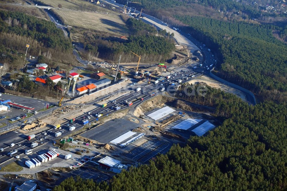 Michendorf aus der Vogelperspektive: Autobahn- Ausbau und Spur- Verbreiterung im Streckenverlauf der BAB A10 zur 8-streifigen Spur- Erweiterung in Michendorf im Bundesland Brandenburg