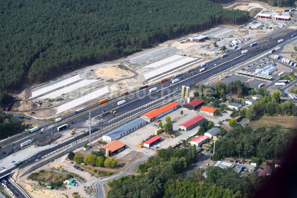 Luftaufnahme Michendorf - Autobahn- Ausbau und Spur- Verbreiterung im Streckenverlauf der BAB A10 zur 8-streifigen Spur- Erweiterung in Michendorf im Bundesland Brandenburg