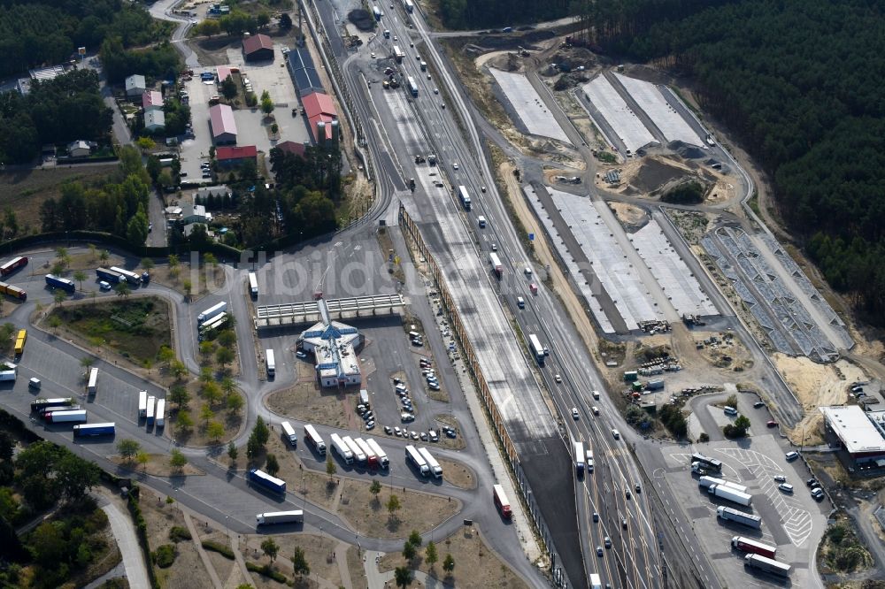 Michendorf von oben - Autobahn- Ausbau und Spur- Verbreiterung im Streckenverlauf der BAB A10 zur 8-streifigen Spur- Erweiterung in Michendorf im Bundesland Brandenburg