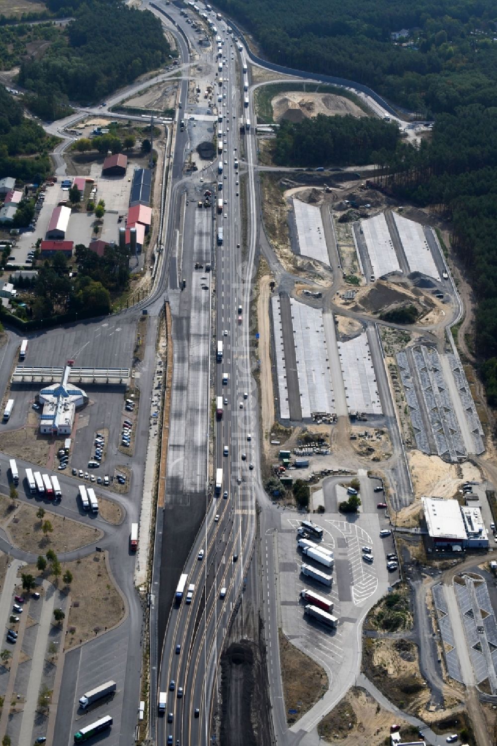 Michendorf aus der Vogelperspektive: Autobahn- Ausbau und Spur- Verbreiterung im Streckenverlauf der BAB A10 zur 8-streifigen Spur- Erweiterung in Michendorf im Bundesland Brandenburg