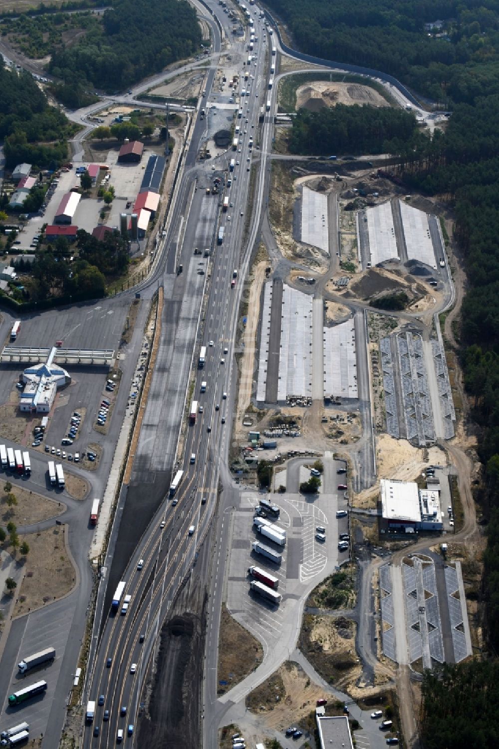 Luftbild Michendorf - Autobahn- Ausbau und Spur- Verbreiterung im Streckenverlauf der BAB A10 zur 8-streifigen Spur- Erweiterung in Michendorf im Bundesland Brandenburg