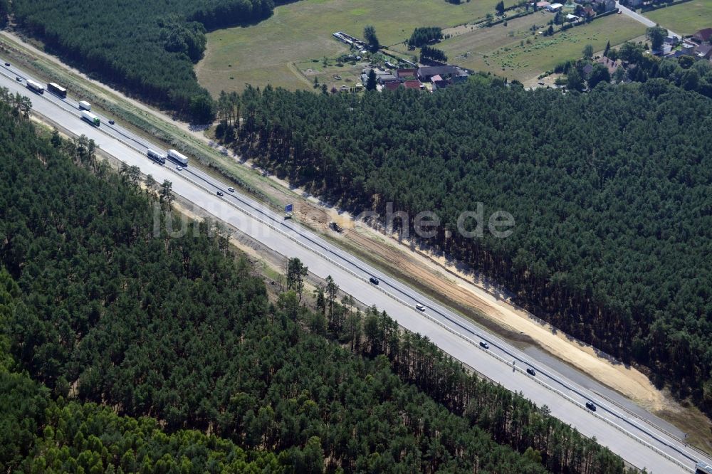 Friedrichshof von oben - Autobahn- Ausbau und Spur- Verbreiterung im Streckenverlauf der 12 E30 in Friedrichshof im Bundesland Brandenburg