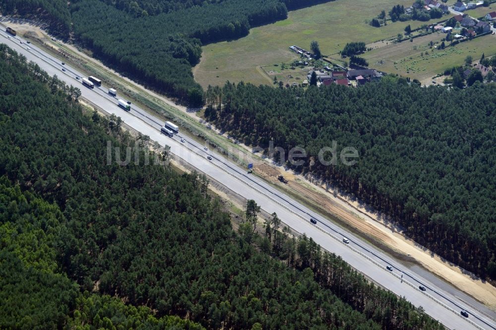 Friedrichshof aus der Vogelperspektive: Autobahn- Ausbau und Spur- Verbreiterung im Streckenverlauf der 12 E30 in Friedrichshof im Bundesland Brandenburg