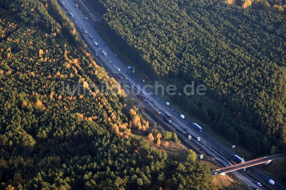 Friedrichshof von oben - Autobahn- Ausbau und Spur- Verbreiterung im Streckenverlauf der 12 E30 in Friedrichshof im Bundesland Brandenburg