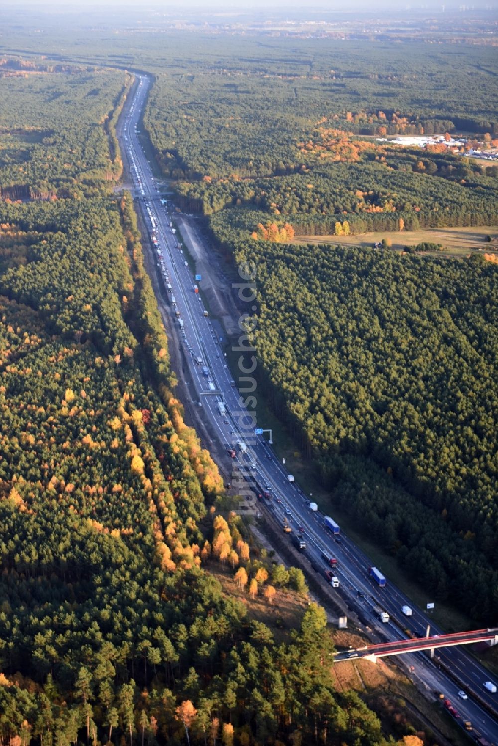 Friedrichshof aus der Vogelperspektive: Autobahn- Ausbau und Spur- Verbreiterung im Streckenverlauf der 12 E30 in Friedrichshof im Bundesland Brandenburg