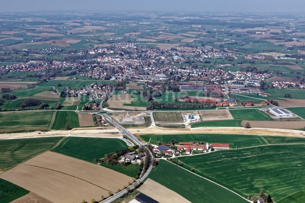 Luftaufnahme Dorfen - Autobahn- Baustellen entlang der Trasse und des Streckenverlaufes der BAB A 94 der Autobahndirektion Südbayern in Dorfen im Bundesland Bayern