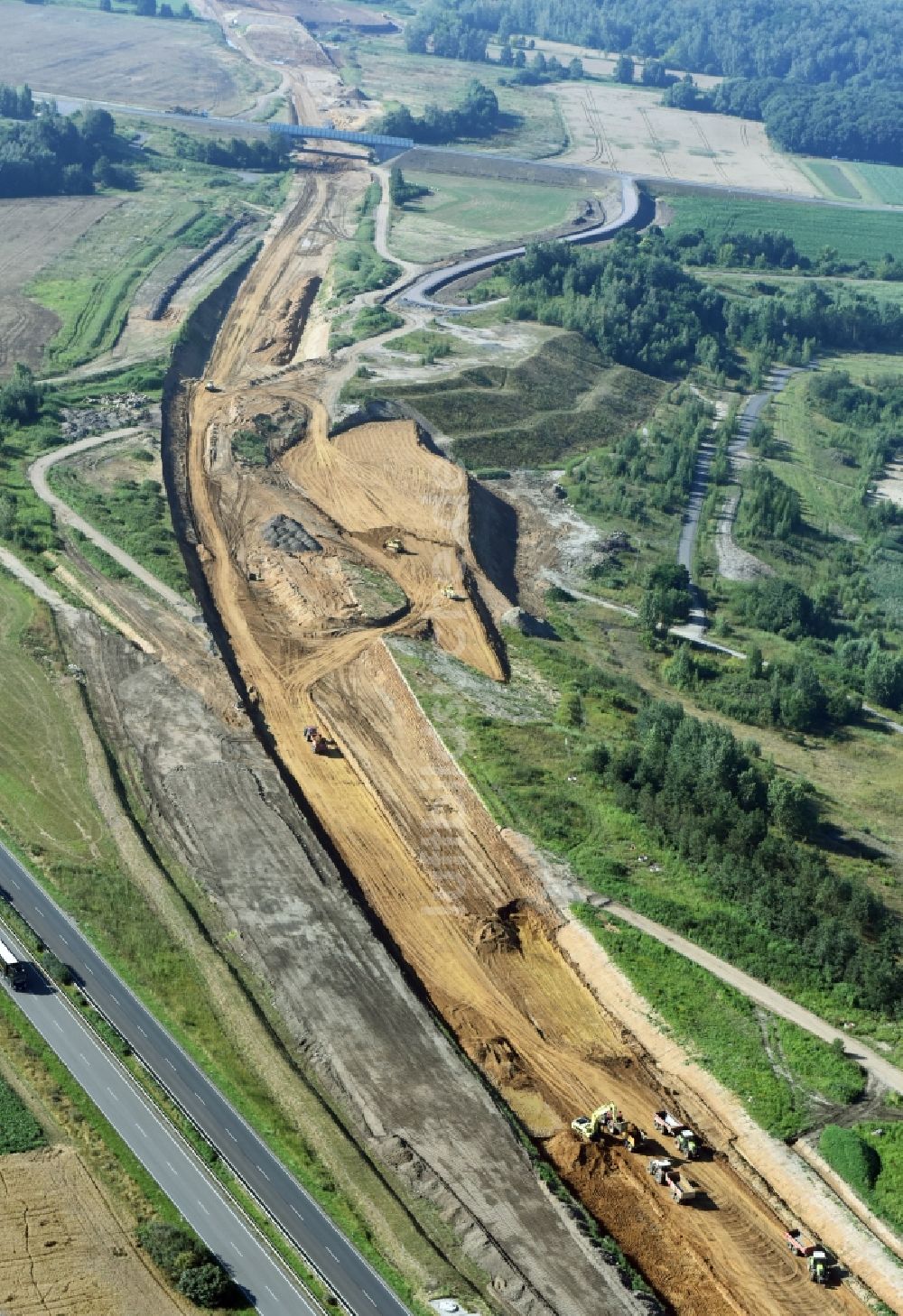 Luftaufnahme Borna - Autobahn- Baustellen entlang der Trasse und des Streckenverlaufes der Bundesstraße B95 zur BAB A72 in Borna im Bundesland Sachsen