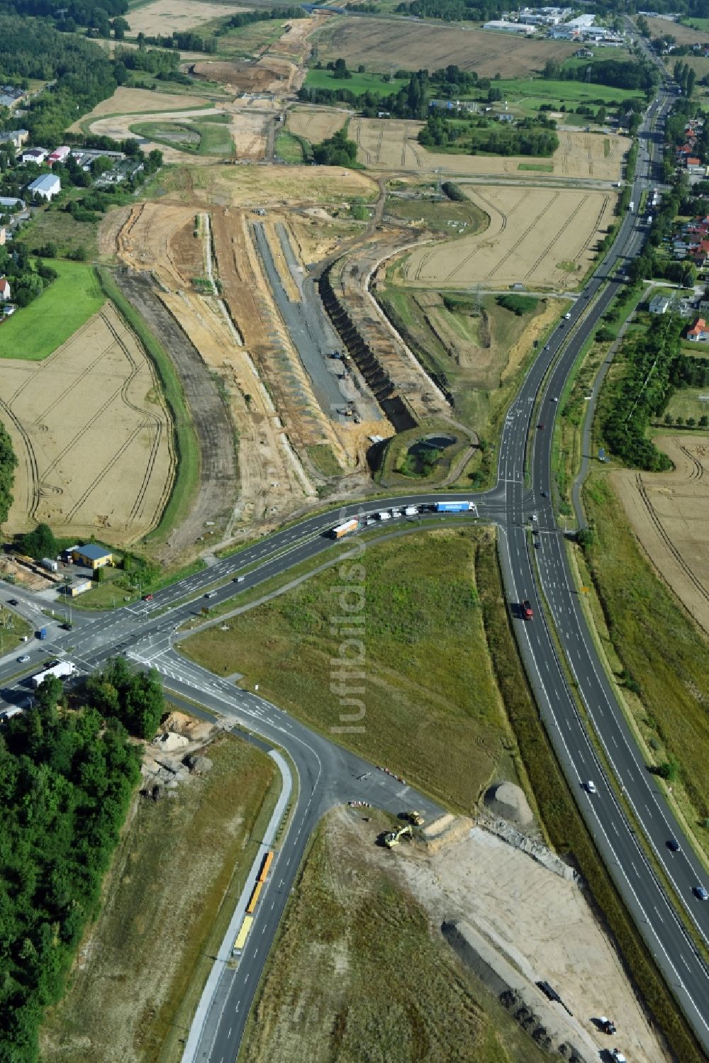 Luftaufnahme Borna - Autobahn- Baustellen entlang der Trasse und des Streckenverlaufes der Bundesstraße B95 zur BAB A72 in Borna im Bundesland Sachsen