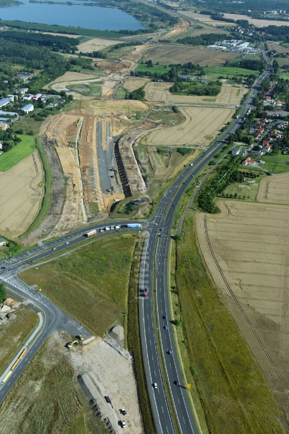 Borna von oben - Autobahn- Baustellen entlang der Trasse und des Streckenverlaufes der Bundesstraße B95 zur BAB A72 in Borna im Bundesland Sachsen