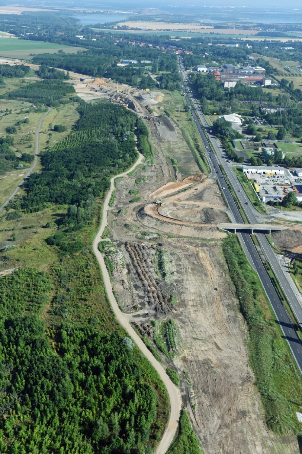 Luftaufnahme Espenhain - Autobahn- Baustellen entlang der Trasse und des Streckenverlaufes der Bundesstraße B95 zur BAB A72 in Espenhain im Bundesland Sachsen