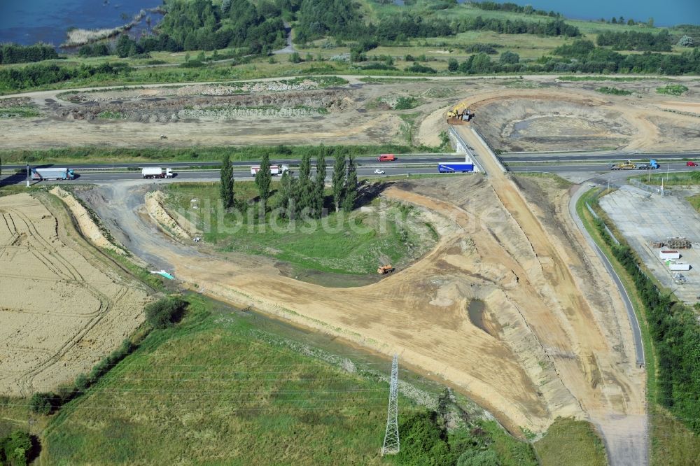 Luftaufnahme Espenhain - Autobahn- Baustellen entlang der Trasse und des Streckenverlaufes der Bundesstraße B95 zur BAB A72 in Espenhain im Bundesland Sachsen