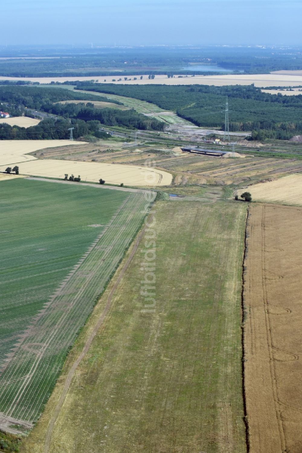 Rötha von oben - Autobahn- Baustellen entlang der Trasse und des Streckenverlaufes der Bundesstraße B95 zur BAB A72 in Rötha im Bundesland Sachsen