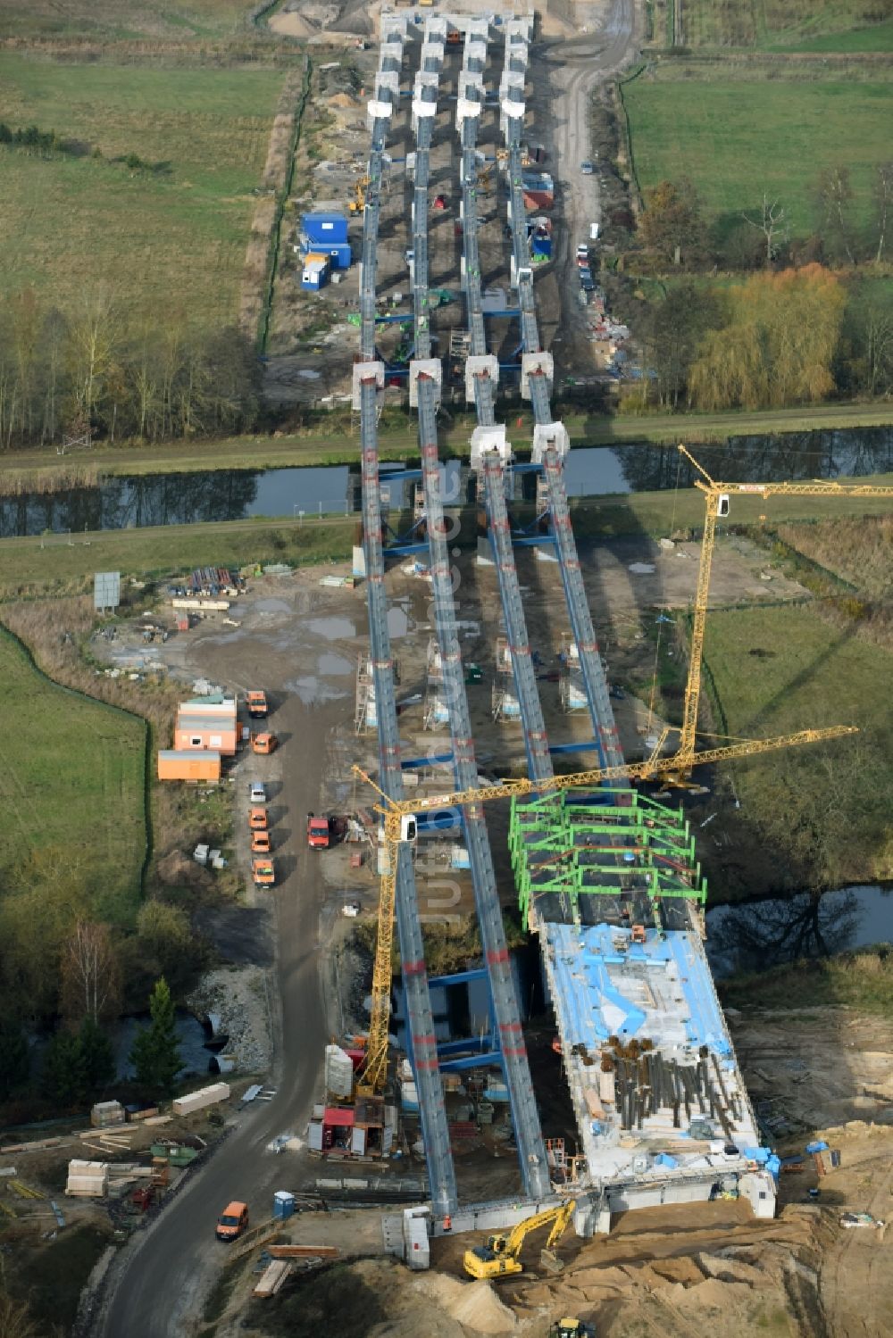 Luftaufnahme Grabow - Autobahn- Baustellen entlang der Trasse und des Streckenverlaufes der Eldebrücke im Zuge des Neubaus der BAB A14 in Fresenbrügge im Bundesland Mecklenburg-Vorpommern