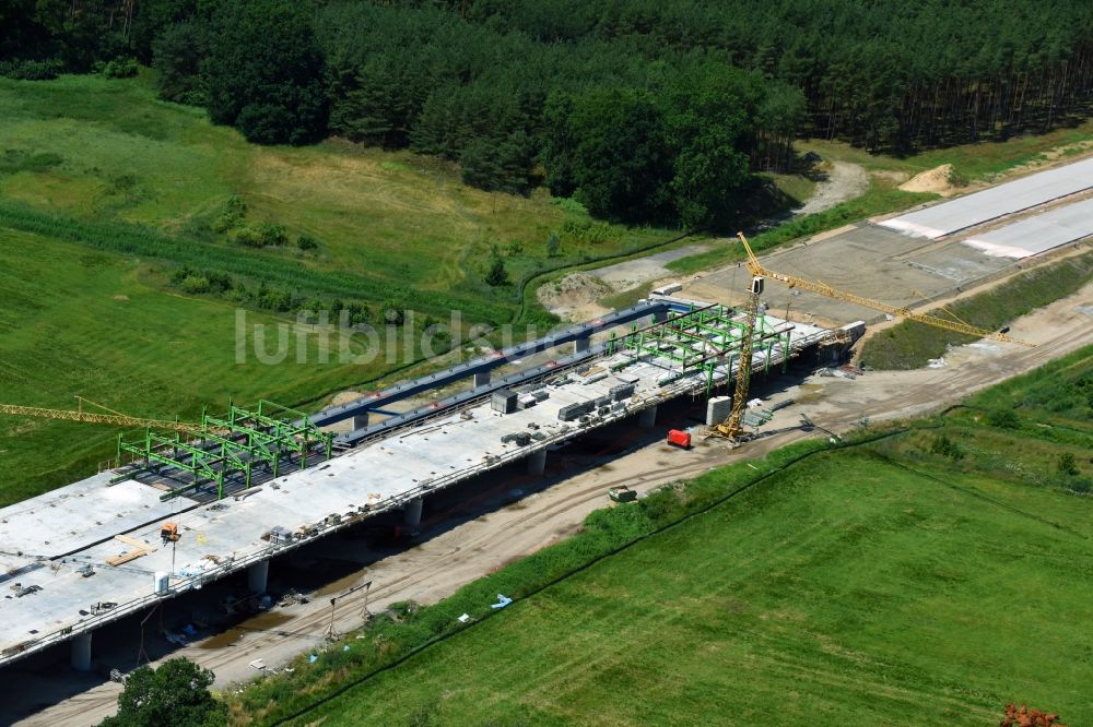 Grabow aus der Vogelperspektive: Autobahn- Baustellen entlang der Trasse und des Streckenverlaufes der Eldebrücke im Zuge des Neubaus der BAB A14 in Fresenbrügge im Bundesland Mecklenburg-Vorpommern