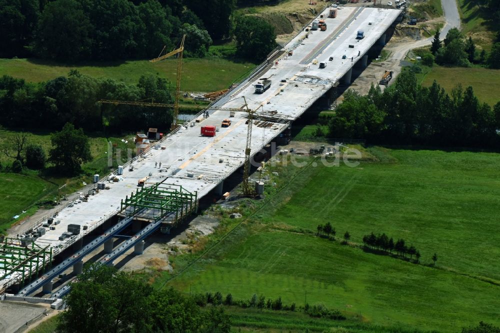 Luftbild Grabow - Autobahn- Baustellen entlang der Trasse und des Streckenverlaufes der Eldebrücke im Zuge des Neubaus der BAB A14 in Fresenbrügge im Bundesland Mecklenburg-Vorpommern