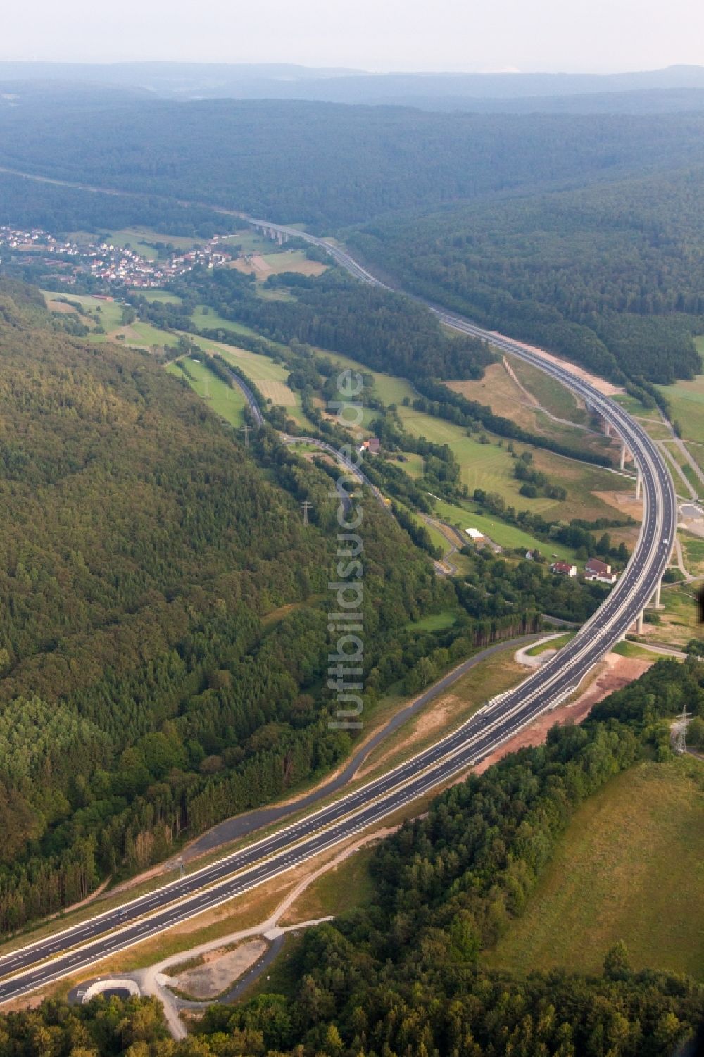 Riedenberg aus der Vogelperspektive: Autobahn- Baustellen entlang der Trasse und des Streckenverlaufes der A7 in Riedenberg im Bundesland Bayern, Deutschland